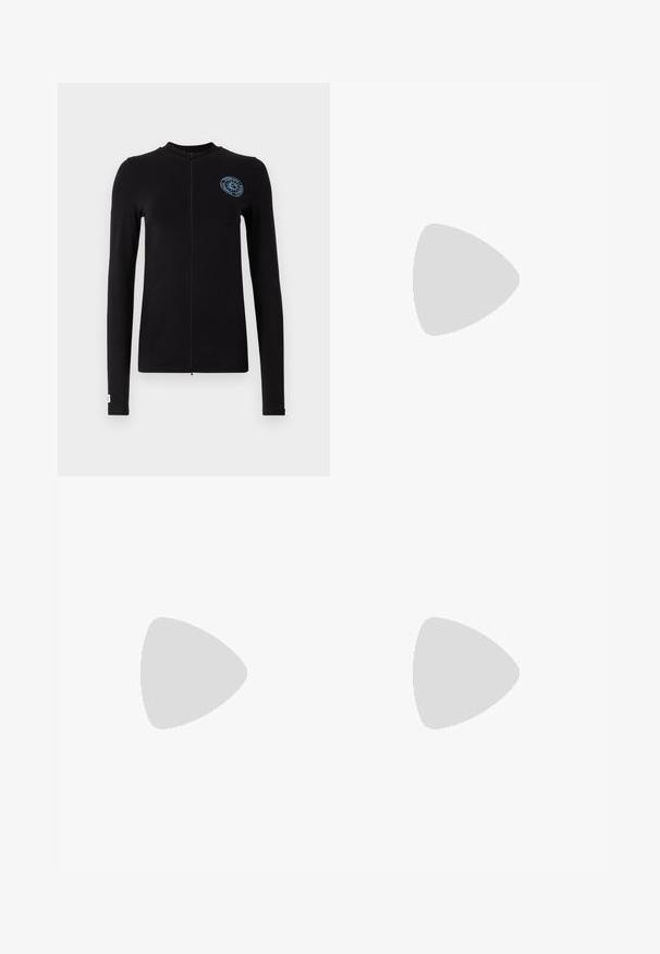 Chaqueta negra de manga larga con cremallera frontal, que cuenta con un logotipo circular azul en el lado izquierdo del pecho y un diseño ajustado con costuras planas.; Camiseta de algodón blanca con mangas cortas, escote redondo, corte relajado y dobladillo cosido. Etiqueta visible en el interior del cuello.; Jeans de pierna ancha en denim color blanco roto. Diseño de cintura alta con cierre de botón, dos bolsillos frontales y detalles de costura en contraste.; Zapatilla blanca de cuero con cordones planos, puntera redondeada y detalles de costura sutiles. Presenta una suela texturizada y un logotipo de la marca en relieve en el talón.