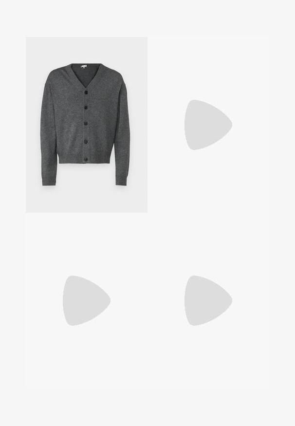 Grijze gebreide cardigan met een V-hals, knopen voorkant en geribbelde manchetten. Gladde textuur en casual pasvorm met zes zwarte knopen.; Zwarte oversized T-shirt met korte mouwen en ronde hals, met zichtbaar Filippa K merkelabel aan de binnenkant van de kraag.; Grijze op maat gemaakte broek van gestructureerde stof, met twee voorplooien en een rechte pijp. Geen zichtbare zakken of versieringen.; Zwarte leren herenloafers met een lage hak en een klassiek pennystrap-ontwerp, getoond in zijaanzicht op een witte achtergrond.