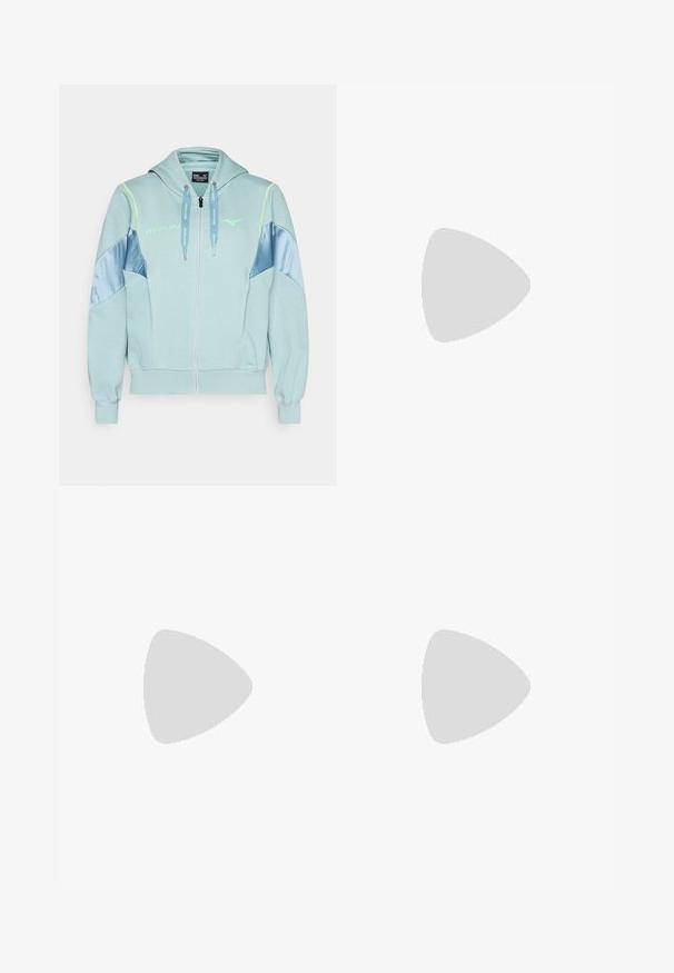 Lys blå hettegenser med glidelås, kontrasterende blå satenglomer og neonlysende detaljer. Har frontlommer og justerbare snorer.; Svart cropped tanktop laget av teksturert stoff, med rund hals, hvit logo og to små reflekterende detaljer på skuldrene.; Sorte shorts laget av elastisk materiale med høy midje, med en hvit "PUMA" logo på nedre høyre ben.; Hvit sporty sko med nett-overdel, rosa detaljer, teksturerte mønstre og en tykk hvit såle. Har lisser og en polstret hæl.