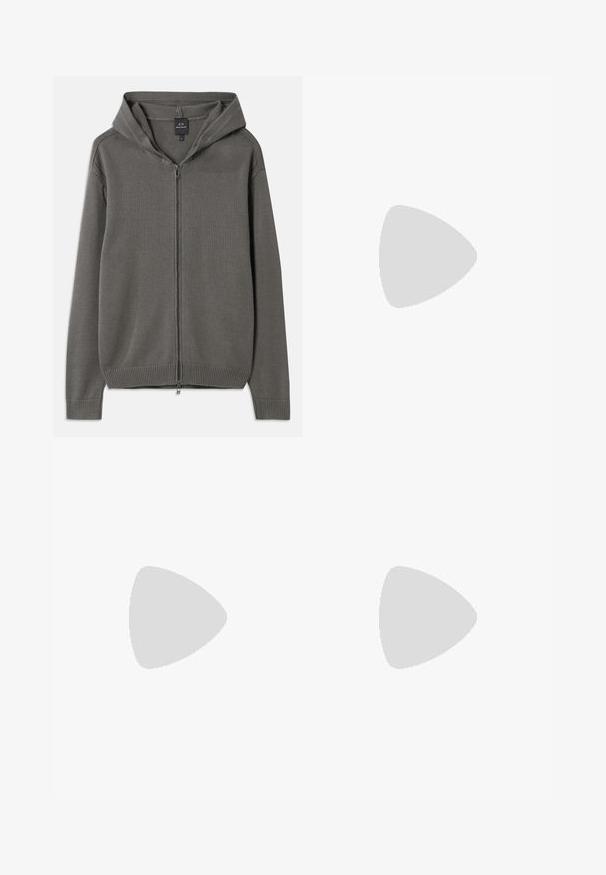 Šedá pletená mikina s kapucí, plným předním zipem, žebrovanými manžetami a lemem a stahovací kapucí. Hladký povrch s jednoduchým designem.; Bílá košile s límečkem, s jemnými vertikálními pruhy, dlouhými rukávy, náprsní kapsou a klasickým zaobleným lemem.; Hnědé kalhoty s vysokým pasem vyrobené z texturované látky. Mají široké nohavice a dva přední sklady pro strukturu. Úhledné provedení bez viditelné kovových částí.; Černé kožené polobotky s hladkou texturou, zaoblenou špičkou a zdobným páskem přes nárt. Nízký stohovaný podpatek, minimalistický design.; Černá plátěná taška s černými koženými uchy. Jednoduchý design, prostorné tělo a hladký povrch. Žádné viditelné loga ani vzory.