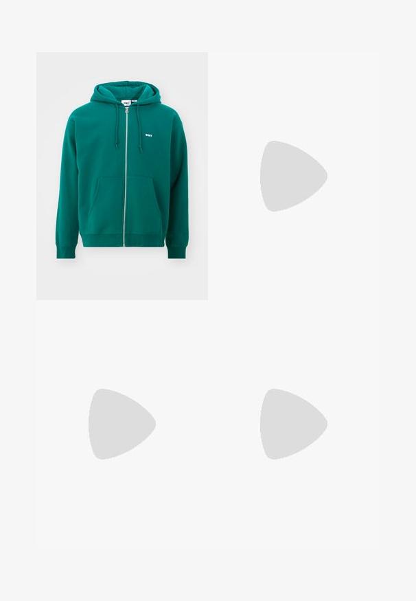 Sweatshirt verde com fecho, feito de um tecido macio. Possui capuz com cordão, bolsos frontais tipo canguru e um pequeno logótipo branco no peito.; T-shirt de algodão preto da Nike com um clássico decote redondo, mangas curtas e um logótipo em relevo discreto no peito. Textura suave.; Calças casuais pretas com cordão na cintura, com bolsos laterais e corte reto, sobre um fundo simples.; Sapatilhas desportivas pretas com tecido texturizado e solas em borracha, apresentando atacadores elásticos e um detalhe azul no calcanhar. Usadas com calças de ganga claras.