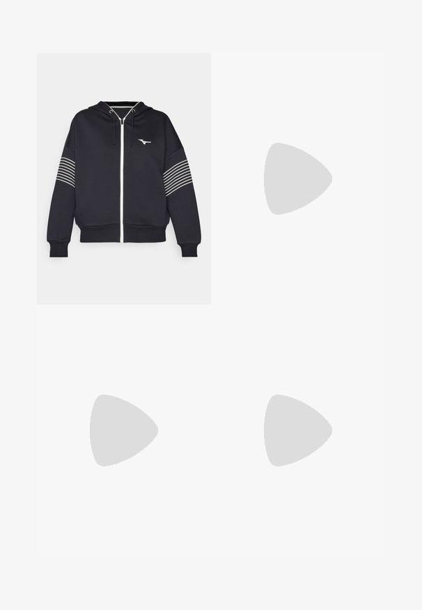 Mizuno ATHLETICS JACKET - Sweatjakke - black; Svart tettsittende tank topp med tynne stropper, laget av glatt materiale. Har rund utringning og rene, sømløse kanter.; Mørkeblå denimshorts med fem lommer, rett kutt og synlige sømmer. Glatt tekstur og middels høy midje.; Hvit sportsko med mesh-overdel, tre svarte striper på siden, teksturerte detaljer og en solid gummisåle med en kontrasterende svart seksjon.