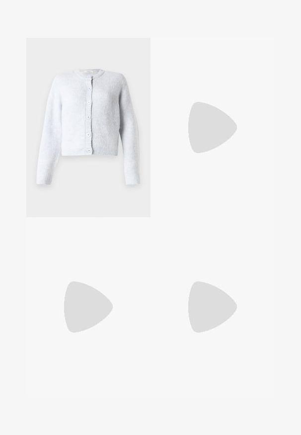 Cardigan bleu clair en tissu tricoté doux, avec des manches longues, un col rond et six boutons sur le devant.; Haut blanc ajusté en tissu côtelé avec des manches courtes et des détails froncés sur les côtés pour ajouter de la texture et de la forme.; Pantalons larges blancs en tissu léger. Dotés d'une taille élastique avec cordon de serrage et de poches latérales. Texture lisse.; Sandale blanche à talons hauts avec un talon épais, présentant un design à lanières et un lien autour de la cheville. Texture lisse avec une plateforme à l'avant pour une hauteur supplémentaire.