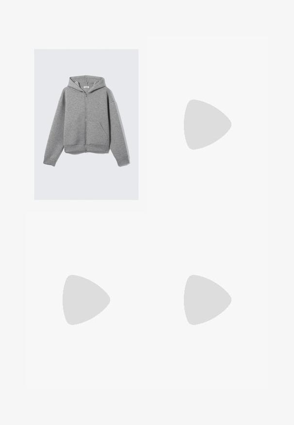 Grijze zip-up hoodie met lange mouwen, trekkoordkap, voorzakken en ribgebreide manchetten en zoom. Gemaakt van zacht materiaal met een gladde textuur.; Zwarte T-shirt van gladde stof met een ronde halslijn, voorzien van drie groene strepen op de schouders en een klein groen logo op de borst.; Zwarte sportbroeken met een elastische tailleband, voorzien van witte zijkanten en een klein logo. Het materiaal lijkt zacht en lichtgewicht te zijn.; Zwarte suède sneakers met gele accenten, voorzien van drie strepen en een bruine rubberen zool. Inclusief een gevoerde tong voor comfort.