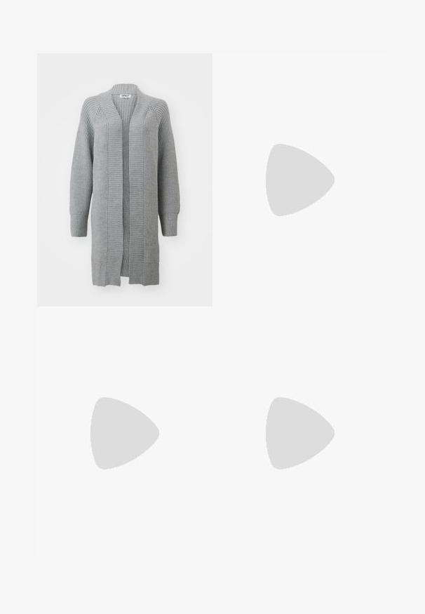 ONLY ONLLEISE FREYA OPEN CARDIGAN  - Kardiganas - medium grey melange; Even&Odd Petite 2 PACK - Viršus - light grey/black; ONLY Petite ONLMADISON BLUSH WIDE - Platėjantys džinsai - dark blue denim; Juodi kulkšniniai batai su blizgiu paviršiumi, kvadratiniu pirštu ir storu blokiniu kulnu. Dizainas pasižymi be siūlių siluetu ir minimalia ženklinimo. ; Sidabriniai metaliniai auskarai žiedų pavidalu su šveitimo tekstūra, turintys apvalų dizainą ir skaidrų laikiklį saugiam dėvėjimui.