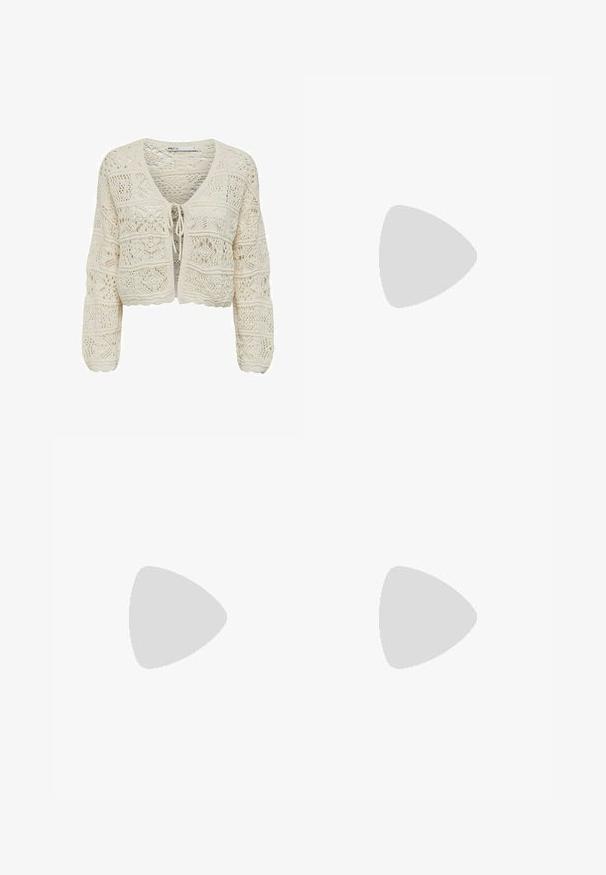 Gestrickte, kurz geschnittene Strickjacke in Creme mit V-Ausschnitt, Bindeband und filigranen Spitzenmustern, die eine strukturierte Oberfläche und gewellte Kanten aufweist.; Weißes Baumwoll-Top mit Rundhalsausschnitt, ohne Ärmel und figurbetontem Schnitt. Glatte Textur, schlichtes Design und minimale Nähdetails.; Weiße, gestufte Rock aus leichtem Stoff, mit einem dehnbaren Bund, Rüschenschichten und einem fließenden Design, das bis zur Mitte der Wade reicht.; Schwarze Leder-Ankle Boots mit runder Spitze, ausgestattet mit einer metallischen Zehenkappe, schrägem Schaft und einem gestapelten Absatz. Glatte Textur und minimales Design.