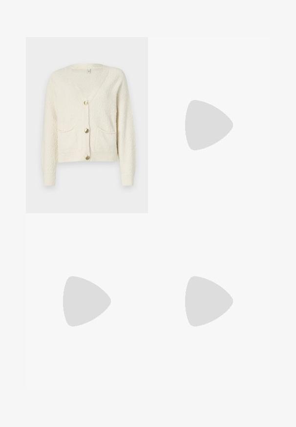 Cremefarvet cardigan med V-hals, tre guldknapper og to forlommer. Struktureret stof med ribbede manchetter og kant.; Hvid fitted top lavet af ribbet stof med cap sleeves og samlede detaljer i siderne for tekstur og form.; Hvide højtaljede jeans med bred benåbning, lavet af denim; har fem lommer, kobbernitter og en lynlåslukning.; Beige slingback sko med spids tå, glat lakeret overflade, mid-block hæl og justerbar rem. Minimalistisk design med åbne sider.