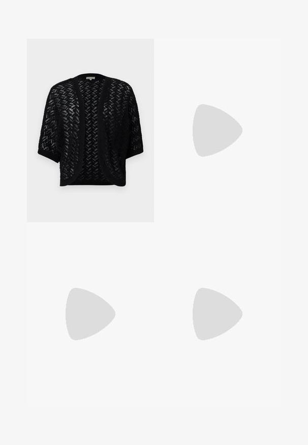 TOM TAILOR SHORT BOLERO - Kardigán - deep black; Tengerészkék és fehér csíkos, hosszú ujjú blúz, hajónyakkal és aranygombos díszítésekkel a felhajtott ujjain. Puha anyag, lazán illeszkedő fazon.; Fekete, bő szárú nadrág sima anyagból, elöl két fehér díszítésű zsebbel és dekoratív gombokkal.; Fekete lakk bőr, pántos magassarkú cipő, hegyes orral, lekerekített kivágással és tömbsarkal. Arany színű csat díszíti.