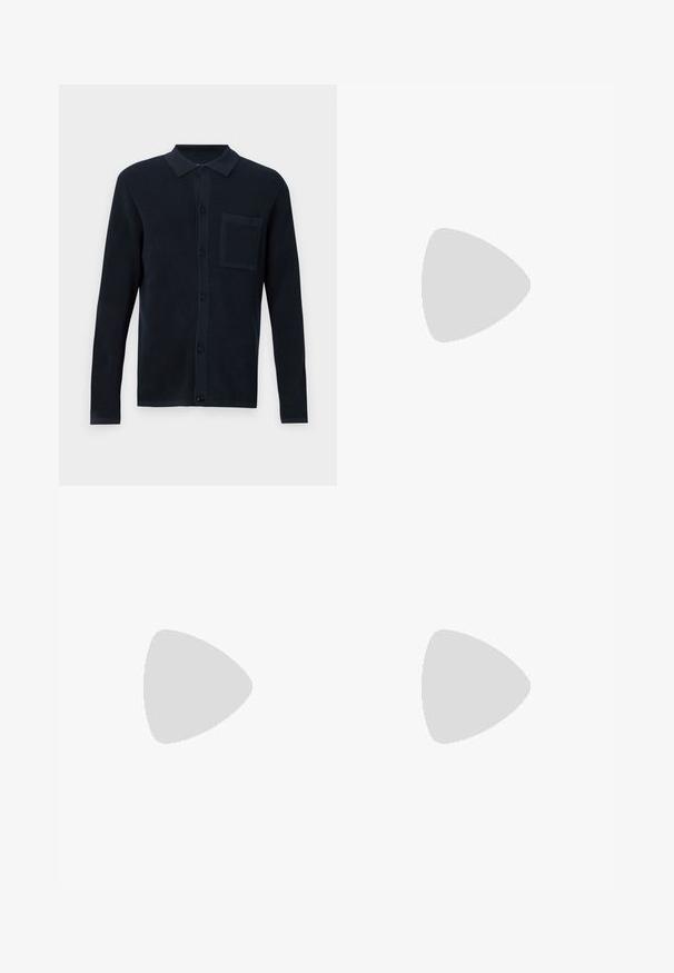 Ναυτικό μπλε κάρντιγκαν με υφασμάτινη πλέξη, κλείσιμο με κουμπιά και στήθος τσέπη. Διαθέτει γιακά και μακριά μανίκια.; BOSS TEE - Βασικό μπλουζάκι - open white; Μαύρο παντελόνι από λείο ύφασμα, με κλείσιμο μπροστά με κουμπί, πιέτες και ίσια πόδια. Χωρίς ορατά σχέδια ή διακοσμητικά στοιχεία.; Λευκό αθλητικό παπούτσι με λείο δέρμα, στρογγυλή μύτη και επίπεδη σόλα. Μαύρη λεπτομέρεια στη φτέρνα, με τονικό κορδόνι και ελάχιστο branding.