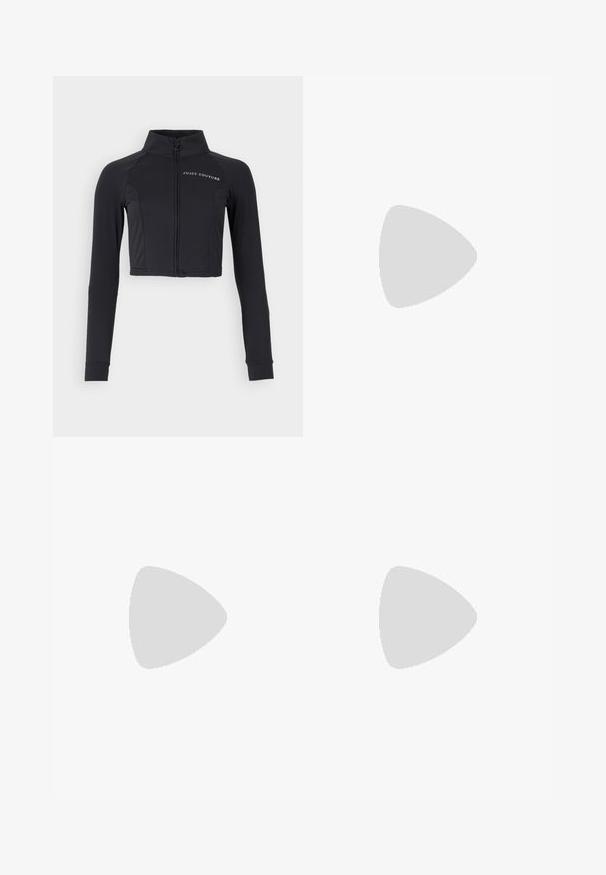 Čierna skrátená bunda vyrobená z elastického materiálu, s vysokým golierom, dlhými rukávmi a predným zipsom s bielym logom "JUICY COUTURE".; Čierny bezrukávový top vyrobený z hladkej tkaniny, s okrúhlym výstrihom a priliehavým strihom bez viditeľných vzorov alebo ozdôb.; Džínové šortky svetlomodrej farby s vyblednutým povrchom. Obsahujú zapínanie na gombík, päť vreciek a rovný strih.; Biele sandále na vysokom opätku s hrubým podpätkom, s pruhovaným dizajnom a viazaním na členku. Hladký povrch s platformou vpredu pre zvýšenú výšku.