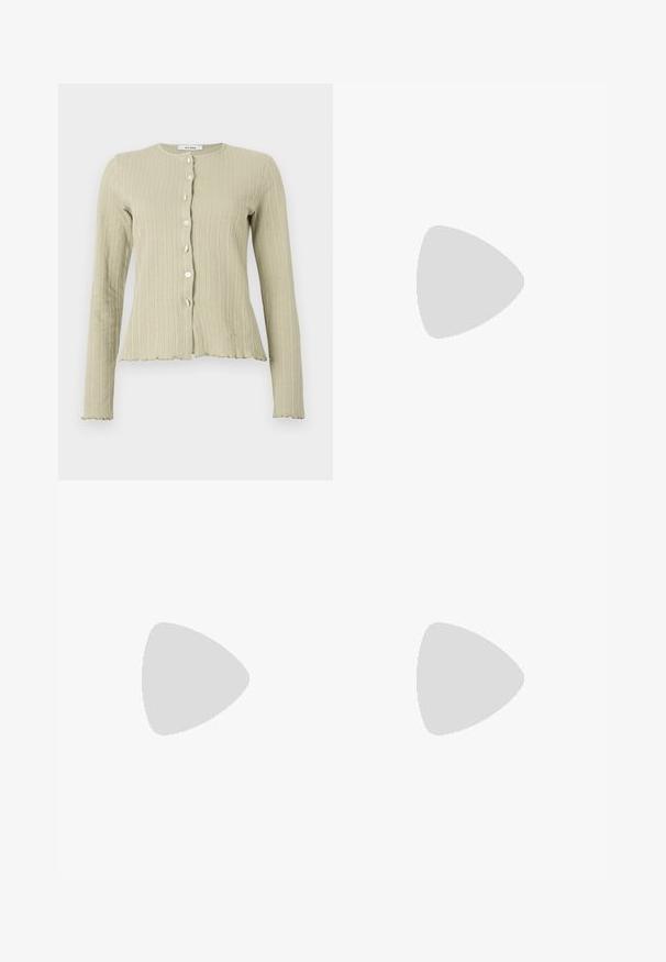 Ανοιχτό πράσινο ριχτό ανοιχτό πουλόβερ με στρογγυλή λαιμόκοψη, μακριά μανίκια, μπροστινό κλείσιμο με κουμπιά και λεπτομέρειες με οδοντωτό στρίφωμα.; Καφέ μακρυμάνικο πουκάμισο με κουμπιά και μυτερό γιακά και μανσέτες, τοποθετημένο σε λευκό φόντο.; Λευκά παντελόνια σε φαρδιά γραμμή, κατασκευασμένα από βαμβάκι με λεία υφή. Διαθέτουν μπροστινό κουμπί, φερμουάρ και τέσσερις τσέπες.; Μαύρη πατέν κλίνγκμπακ άντρες με μυτερή μύτη, λεπτό τακούνι και διακριτικό σχέδιο κοψίματος. Διαθέτει χρυσό κούμπωμα στη λωρίδα.