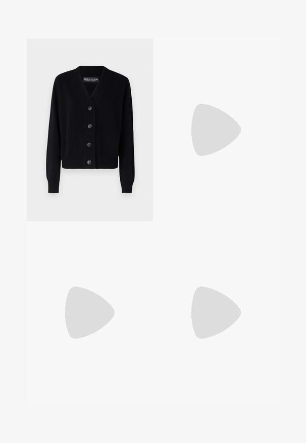 Repeat CARDIGAN - Kofta - black; Svart bomulls t-shirt med korta ärmar, rund halsringning och liten vit "Calvin Klein" logotyp vid bröstet. Slät textur, klassisk passform.; Svarta plisserade vida byxor med elastisk midjeband. Tyget har vertikala plisseringar och en slät yta.; Svart spetsig slingback-sko med låg klack, som har ett slätt lädermaterial och utskärningsdesign på sidan för andningsförmåga.