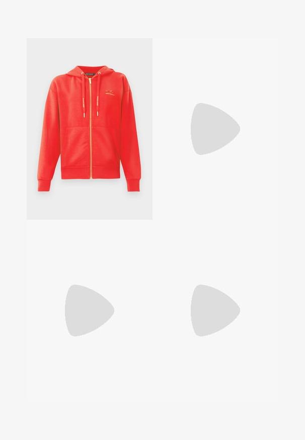 Sudadera roja con cremallera y textura suave, bolsillos tipo canguro, capucha con cordón y logo en dorado en el pecho.; Camiseta blanca de algodón con mangas cortas y cuello redondo. Presenta un logo negro de Adidas impreso en el pecho. Diseño simple y minimalista.; Pantalones de pierna ancha en color crema con un patrón en zigzag, que cuentan con una cinturilla con logo negro y franjas negras en los laterales. Tejido ligero y texturizado.; Zapatillas de ante rojas con acentos rosas, logo blanco de tres franjas y cordones rojos. Usadas con calcetines de tubo blancos en una superficie verde.