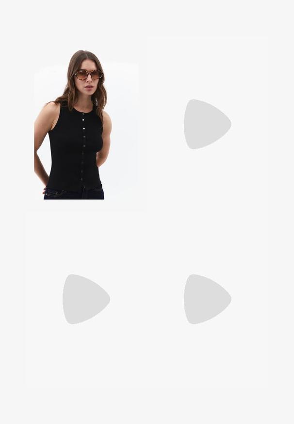 Top sans manches noir à côtes avec un col rond, fermeture à boutons sur le devant et coupe ajustée. Porté avec des lunettes de soleil à motifs et un jeans foncé.; Deux hauts sans manches en maille côtelée, en noir et blanc, dotés d'un design ajusté et d'une texture lisse, avec une longueur courte.; Pantalons larges noirs en tissu léger, avec une fermeture à bouton à l'avant et un devant plat, dotés d'ourlets soigneusement cousus.; Baskets avec une tige en cuir blanc, un bout en daim gris et trois bandes noires. Présente un logo bleu sur la languette et une semelle en caoutchouc texturée.