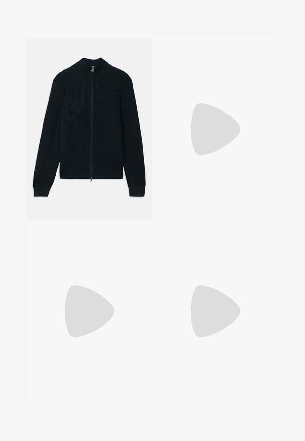 Mørk, ribbestrikket zip-genser med høy krage, med en glatt glidelås og tettsittende mansjetter. Laget av et strukturert, stretchy stoff.; Armani Exchange T-shirts med print - black; Sorte bukser med liv, snor og elastiske mansjetter. Har plisséer og et glatt, teksturert stoff.; Sorte semskede sneakers med hvit gummisåle, med tonale sømmer og snøring. Glatt tekstur med en moderne, strømlinjeformet form.