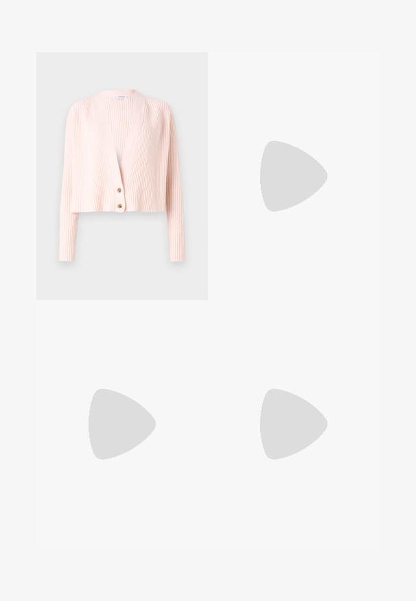 Victoria Beckham WRAP CARDIGAN - Neuletakki - pale peach; Valkoinen lyhythihainen T-paita, joka on valmistettu puuvillasta. Siinä on rohkeaa mustaa tekstiä: "ISÄLLÄNI OLI ROLLS-ROYCE." Tunnuslogo kaula-aukossa. Yksinkertainen muotoilu.; Valkoiset flare-farkut korkealla vyötäröllä, joissa on viisi taskua ja raaka helma. Varustettu metallisilla osilla ja napituskiinnityksellä.; Valkoiset nilkkaketjulliset sandaalit, joissa on pieni korko, ohuet hihnat ja sileä nahkapinta; varustettu pienellä koristeellisella soljella.; Victoria Beckham MINI POUCH - Käsilaukku - white