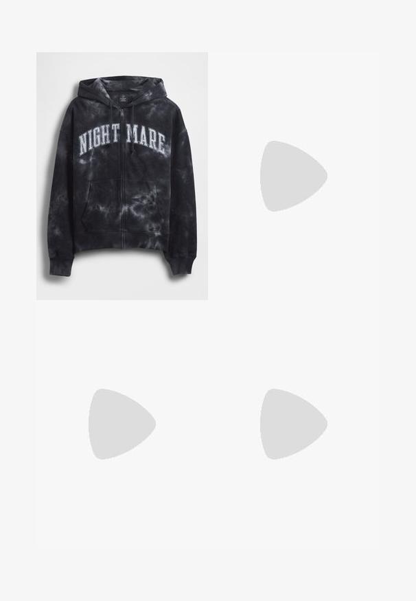 Melns džemperis ar rāvējslēdzēju, izskalots batikas stilā, ar uzrakstu "NIGHT MARE" baltā krāsā uz krūtīm, ar kapuci un priekšējo kabatu. Texturēts audums.; Melns īsajām piedurknēm kokvilnas T-krekls ar apaļu kakla izgriezumu un krāsainu "Converse" logo izšuvumu kreisajā krūšu daļā.; Melni plati bikses no mīksta auduma, ar priekšējiem kabatām un pogu aizdari j ostā. Minimālistisks dizains bez redzamām rakstzīmēm.; Melnas sporta kurpes ar baltām akcentiem, izgatavotas no sieta un gumijas materiāliem, ar teksturētu zoli un papēžsaiti. Valkātas kopā ar baltām zeķēm un pelēkiem biksēm.