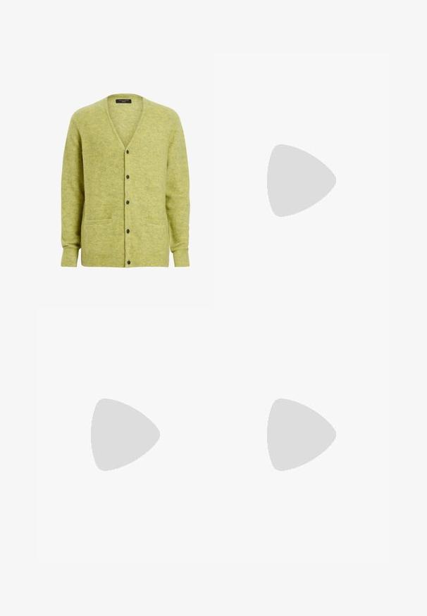 AllSaints RENN - Cardigan - green; T-shirt bianca a maniche corte in tessuto leggero. Collo rotondo con texture liscia e senza motivi o dettagli visibili.; Pantaloni cargo verde oliva, realizzati in tessuto resistente. Presentano due tasche laterali, un punto vita standard e un design a gamba dritta.; Sneakers in pelle bianca con perforazioni, punta rotonda, suola piatta e lacci spessi, con logo swoosh visibile e "AIR" sul tallone.; Borsa a tracolla nera con un compartimento principale con zip, tasca frontale, tracolla regolabile e una patch del logo visibile sul risvolto.