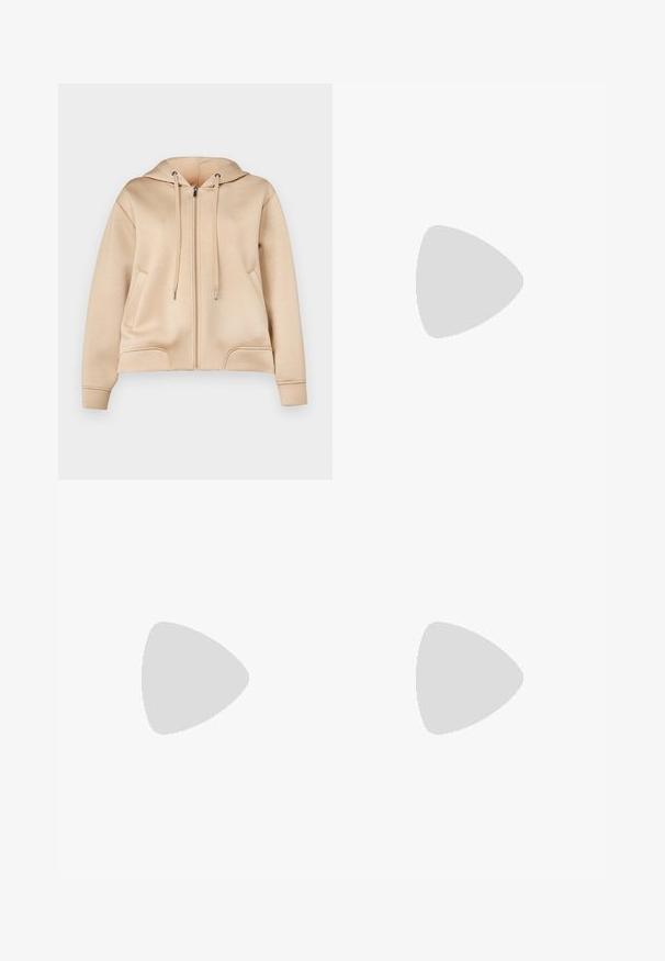 WEEKEND MaxMara PARSEC - Sudadera con cremallera - beige; Camiseta de manga corta de color azul marino, fabricada con un tejido suave, con un escote redondo y bordes acanalados, textura suave y sin patrones visibles.; Jeans de mezclilla azul de pierna ancha con una cintura alta, que cuentan con un cierre de botón, pasadores para cinturón y detalles de costura sutil a lo largo de los bolsillos y los dobladillos.; Zapato de tacón alto de cuero negro con puntera afilada y un tacón redondeado y abombado. Textura suave con un diseño elegante y minimalista.