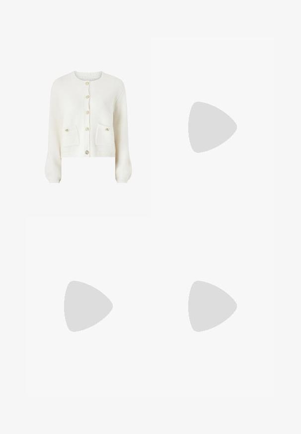 Witte, fluffy gebreide cardigan met een ronde hals, knopen aan de voorkant en twee opgestikte zakken. Beschikt over geribbelde mouwen en onderrand.; Witte t-shirt met korte mouwen van zachte katoen, met een ronde halslijn en een getailleerde vorm. Geen zichtbare patronen of versieringen.; Lichtgrijze sweatpants met een ontspannen pasvorm, elastische tailleband, trekkoord en zijzakken; gemaakt van zachte, gestructureerde stof.; Rode suède sneakers met witte accenten, met een textuurmateriaal, ronde neus en een gouden logo aan de zijkant, gedragen met zwarte broek.; Zilveren roestvrijstalen quartzhorloge met een zwart rechthoekig uurwerk, voorzien van analoge wijzers, digitale weergave en het label voor waterbestendigheid.