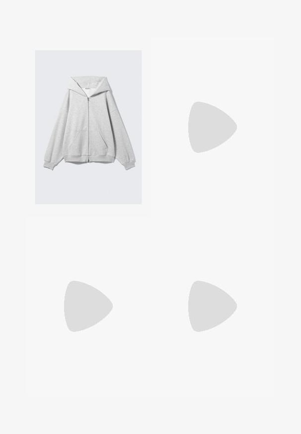 Grå zip-up hoodie, lavet af blød stof, har en stor hætte, lange ærmer og frontlommer. Løs pasform med ribbe iærmer og kant.; To tophåndtag t-shirts med rund hals, en sort og en hvid. Lavet af blødt bomuld, med korte ærmer og et simpelt, klassisk design.; Lysegrå brede sweatpants med elastisk talje og stikninger på en hvid baggrund.; Tan ruskinds slip-on sko med et tekstureret uldfor og dekorativ etnisk-inspireret stitching rundt om kraven. Har gummisål.