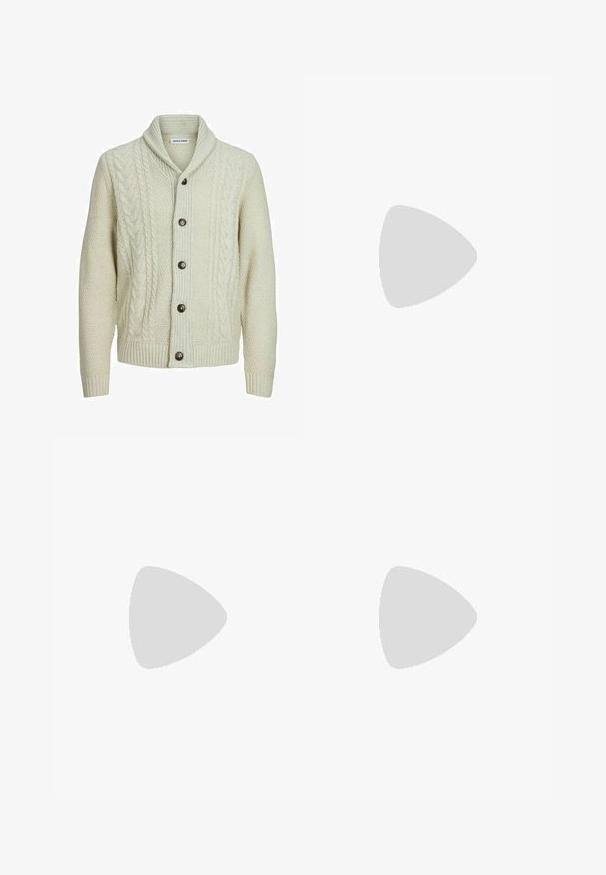 Jack & Jones CRAIG SHAWL NECK - Jopica - white melange; Bela kratka majica s kratkimi rokavi iz bombaža, s krožnim izrezom in sproščenim krojem. Gladka tekstura, brez vidnih vzorcev ali poudarkov.; Črne hlače z ravnim krojem, narejene iz gladkega materiala. Imajo sprednje gube in enojno zaponko na pasu.; Črne usnjene gležnjarje z gladko teksturo, elastičnimi stranskimi paneli in zanko za obuvanje. Okrogel prst in raven gumijast podplat z minimalnim profilom.