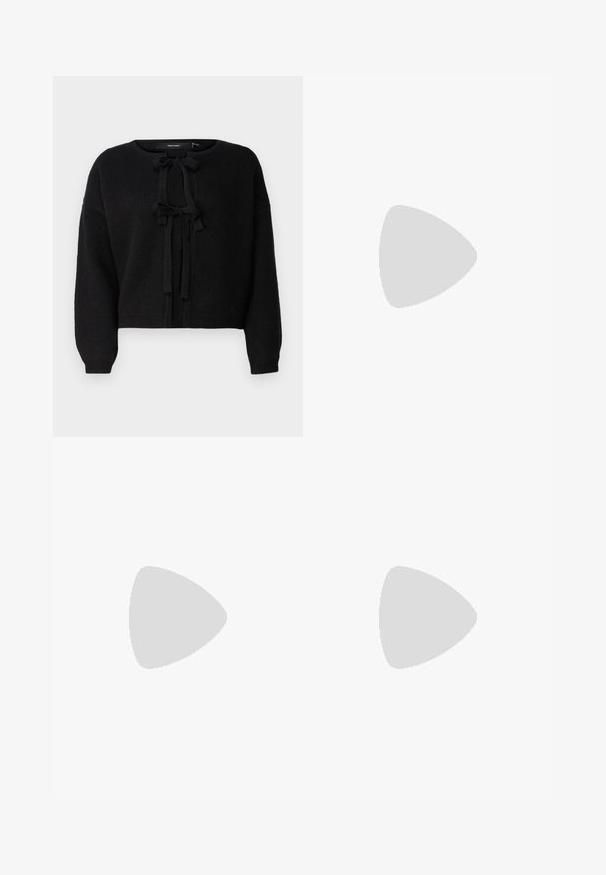 Vero Moda O NECK - Kardigan - black; Musthave musta lühikeste varrukatega T-särk, mis on valmistatud puuvillast. Omab ümmargust kaelust, avatud lõiget ja puhta äärega, ilma nähtavate mustrite või tarvikuteta.; Mustad pleekitud püksid elastse vöökohtaga. Omavad laiad jalad ja sujuvat, tekstureeritud kangast vertikaalsete triipudega.; Mustmustest must-käigukingad, millel on konksuga nöör ja paks konts. Ühtlane tekstuur, stiilne disain ja minimalistlik esteetika.