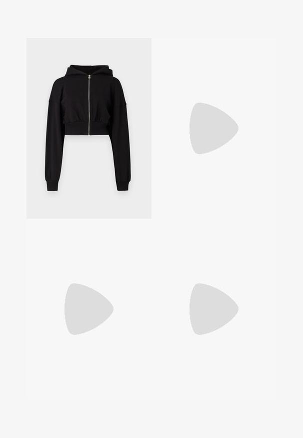 Felpa nera corta realizzata in materiale morbido, con zip completa, maniche lunghe e polsini a coste. Presenta un cappuccio con cordino per una facile regolazione.; T-shirt in cotone nero con maniche corte, caratterizzato da una grafica rosa di occhiali da sole e la scritta "Non tua ragazza" sulla parte sinistra del petto.; Pantaloni neri a gamba larga realizzati in cotone, con vita alta, ampie tasche laterali e vita con cintura arricchita da dettagli in metallo argentato.; Sneaker atletici bianchi con un mix di materiali lisci e testurizzati. Presentano una suola spessa e il logo “HUGO” sul tallone. Design con lacci.