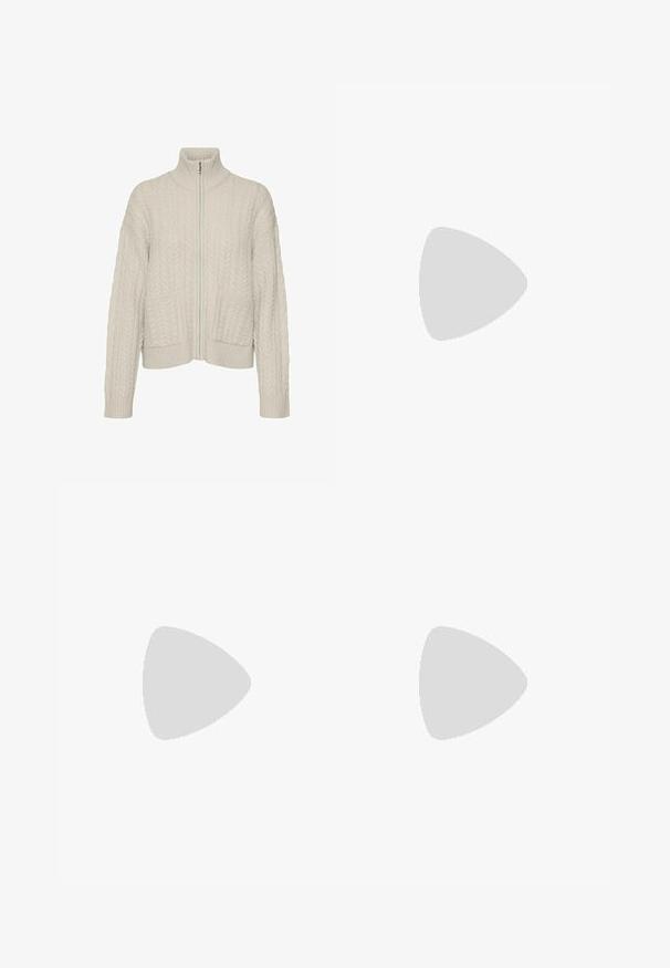 Světle béžový pletený cardigan s vysokým límcem, plným zipem, dvěma předními kapsami a žebrovaným spodním lemem a manžetami. Měkká textura, uvolněný střih.; Bílý dlouhý rukáv crop top vyrobený z měkké tkaniny. Má kulatý výstřih a jednoduchý, elegantní design bez jakýchkoli vzorů nebo ozdob.; Světle modré džíny z džínoviny s širokými nohavicemi, s opotřebovanými detaily, pětivreckovým designem a zipovým zapínáním.; Sportovní boty s bílým koženým svrškem, šedou semišovou špičkou a třemi černými pruhy. Obsahují modré logo na jazyku a texturovanou gumovou podrážku.