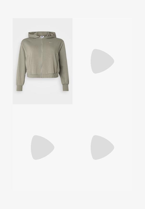Skrajšan olivno zeleni hoodie iz mehke tkanine, z zadrgo spredaj, kenguru žepi in majhnim logotipom na levem prsnem delu.; Črna bombažna majica s kratkimi rokavi in krožnim izrezom, okrašena z belim logotipom "nike", ki je dodatno obogaten z cvetličnimi motivi na sredini.; Črne široke hlače s elastiko v pasu in malim belim logotipom Nike. Tkanina ima gladko teksturo, zasnovano za udobje in sproščeno nošenje.; Črne športne superge z mrežastim zgornjim delom, teksturiranimi poudarki in vidnimi zračnimi blazinicami v podplatu. Obute z modrimi kavbojkami.