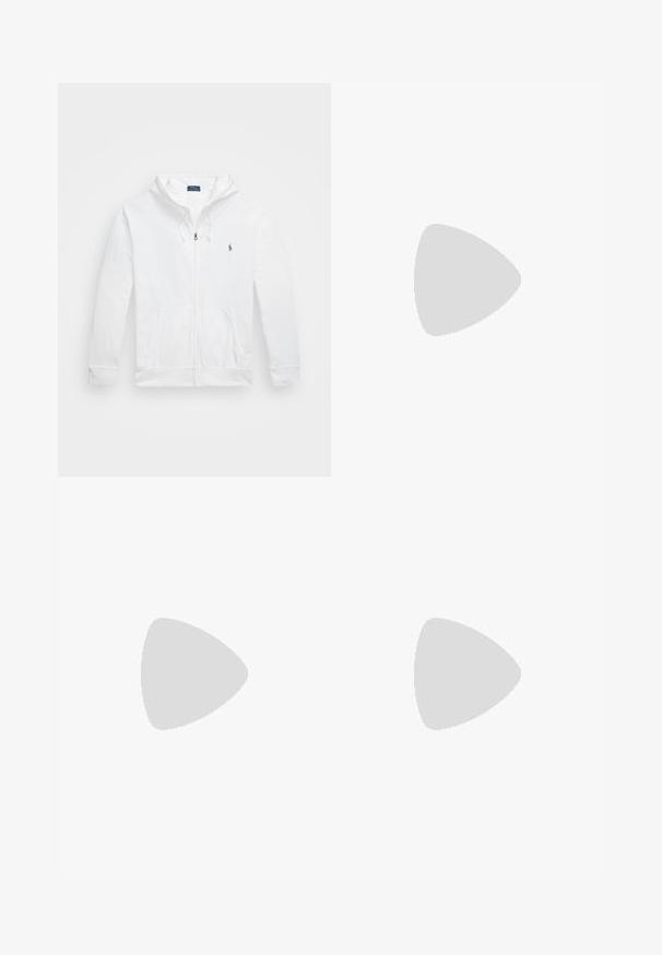 Hvit hettejakke med glidelås laget av mykt materiale, med kengurulomme, snor til hetta og brodert logo på venstre bryst.; Hvit bomull T-skjorte med korte ermer, rund hals og en liten marineblå logo på venstre bryst. Glatt tekstur, løs passform.; Lyseblå denimjeans med avslappet passform, femlommersdesign og kontrasterende sømmer. Falmet tekstur ved lårene og utfoldingen.; Hvit lær sneakers med teksturerte paneler, rund tå, perforeringer for pusteevne og hevet gummisåle. Har et svart hesteemblem.