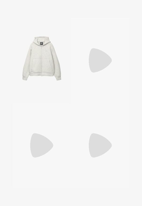 Felpa grigia con zip realizzata in tessuto morbido, dotata di tasca frontale, cappuccio regolabile con cordino e un piccolo logo nella zona del petto.; Due magliette nere di cotone a maniche corte, con scollatura rotonda e una texture liscia, esposte impilate insieme.; PULL&BEAR MEGA BAGGY - Jeans baggy - light grey; Stivale alla caviglia in suede tan con collare imbottito nero, occhielli in metallo dorato, dettagli in cucitura bianca e suola in gomma robusta con battistrada pronunciato.