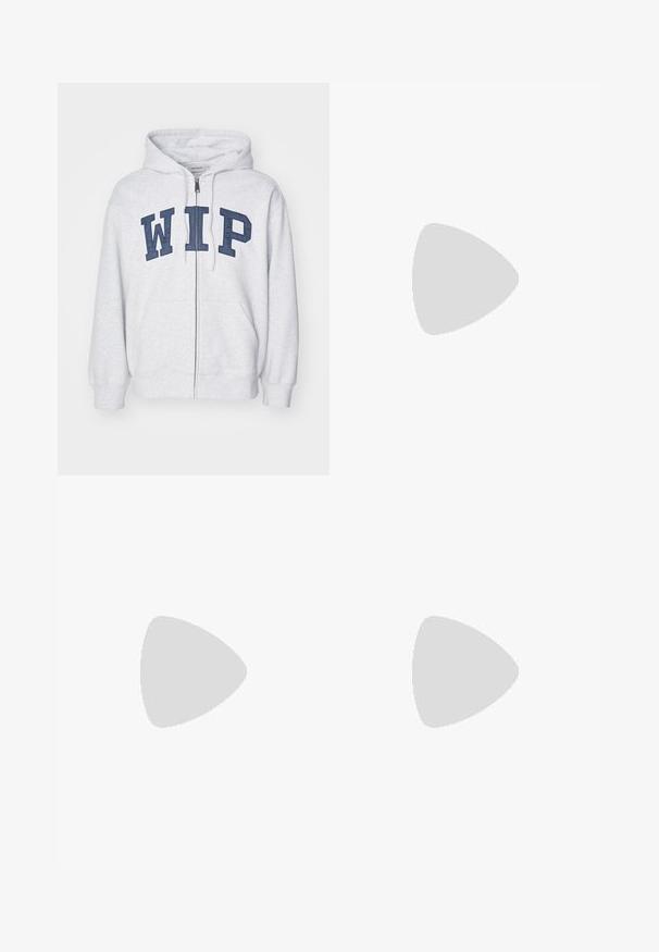 Grauer Zip-Hoodie aus Baumwollmischung, mit einer Kängurutasche auf der Vorderseite und kräftigen marineblauen "WIP"-Buchstaben über der Brust.; Schwarzes, übergroßes T-Shirt aus Baumwolle. Kurze Ärmel, runder Halsausschnitt und gerader Saum. Keine Muster oder Verzierungen. Schlichtes und modernes Design.; Dunkelblaue Jeansshorts mit lockerer Passform, ausgestattet mit zwei Gesäßtaschen mit kontrastierenden Nähten. Gerader Schnitt und knielange Gestaltung.; Nike Laufschuh mit einem weißen und grauen Obermaterial, blauen Akzenten, perforierten Details, einer gepolsterten Sohle und einem charakteristischen Shox-Federungssystem.