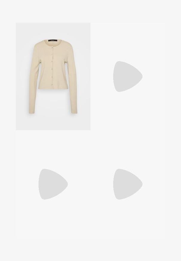 Lys beige cardigan med ribbet tekstur, rund hals, og knappelukking med perle-lignende knapper, lange ermer, og en tettsittende design.; To lange ermer t-skjorter, en svart og en hvit, begge med firkantet utringning og laget av mykt, elastisk stoff.; Svart vide bukser med høy midje, knappdetaljer på midjebåndet og frontplisser.; Slingback-sko med overdel i svart lær, hvit lakkert tåhette, 2,5-tommers blokkhel og justerbar ankelrem.