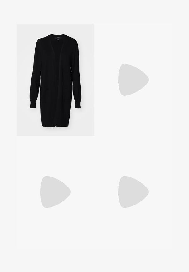 Zwarte lange cardigan met een losse pasvorm, geribbelde manchetten, twee voorzakken en een ronde halslijn. Gemaakt van zachte, gestructureerde stof.; Witte geribbelde tanktop met een ronde hals, zonder mouwen en een cropped lengte. Label draagt "JJXX." Gladde stoftextuur.; Zwarte, wijde broek met een elastische tailleband, gemaakt van gladde stof. Heeft een strakke uitstraling zonder zakken of zichtbare stikseldetails.; Zwarte en grijze suède sneaker met een groot crèmekleurig "N"-logo, paarse veters en een gestructureerde rubberen zool van gum.