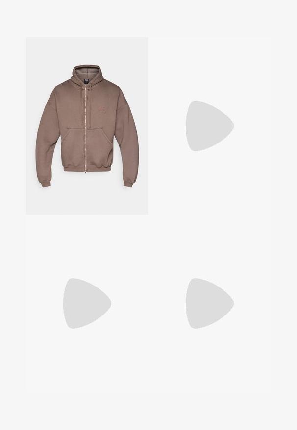 Sudadera marrón con cremallera y capucha, con un amplio bolsillo delantero, puños y dobladillo acanalados. Presenta un logo bordado en el pecho, fabricada con tela texturizada.; Camiseta de rendimiento de manga corta negra, hecha de tejido transpirable, con cuello redondo y pequeño logo blanco "SALOMON" en el pecho.; Pantalones exteriores negros con un bolsillo en el muslo con cremallera, cintura elástica y tejido liso y resistente al agua. Diseño limpio sin logotipos visibles.; Zapatilla de trail running negra y gris con detalles en verde brillante, que presenta una suela texturizada, un sistema de cordones avanzado y un diseño robusto.