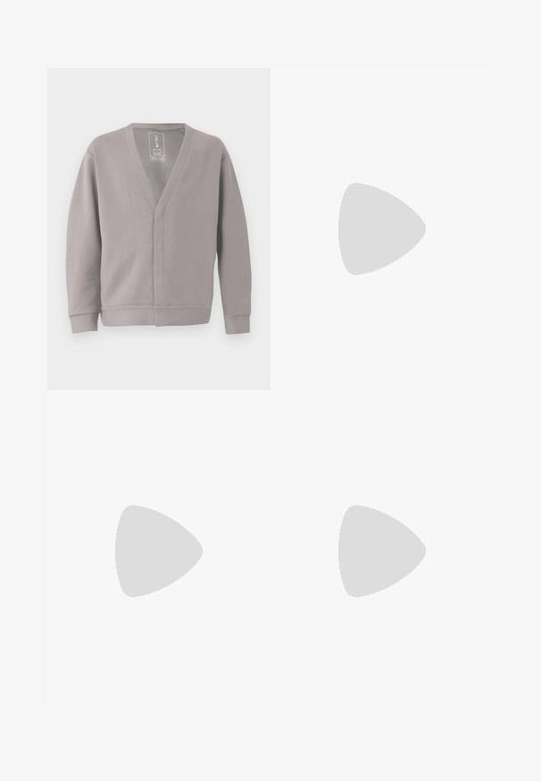 Grå långärmad cardigan med V-ringning. Tillverkad av mjukt material, har en avslappnad passform och rena sömmar. Ingen knäppning eller utsmyckning.; Vit bomullströja med en central svart och grå logografik. Klassisk rund halsringning och korta ärmar med en avslappnad passform.; Svarta, elastiska sweatpants med lös passform, mudd vid anklarna, slät textur och utan synliga mönster eller detaljer i metall.; Vita Nike Air Max 90 sneakers har en slät läder- och mesh-övre del, perforerad detaljering, dämpad sula och synlig luftenhet för komfort.