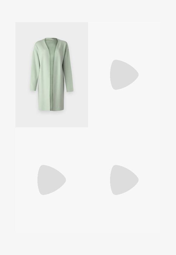 Pitkä, avonainen neulejakku pehmeästä, teksturoidusta vaaleanvihreästä kankaasta. Varustettu pitkillä hihoilla ja rentolla istuvuudella ilman kiinnityksiä.; Musta pitkähihais shirt, joka on valmistettu sileästä kankaasta, ja jossa on pyöreä pääntie sekä kumarruksia olkapäillä ja hihansuissa.; Valkoinen kerroksellinen hame, joka on valmistettu kevyestä kankaasta. Hameessa on joustava vyötärö, röyhelökerrokset ja virtaava muotoilu, joka ulottuu polven puoliväliin.; Musta nahkainen nilkkureita, joissa on pyöreä kärki, nauhakiinnitys edessä ja paksu kumipohja, jossa on teksturoitu pinta. Takana vetotappi.; Kultaiset metallikehyksiset aurinkolasit, joissa on vihreät sävytetyt linssit, soikea muoto, mustat sankaluvat ja kirkkaat nenätyynyt. Siisti, minimalistinen muotoilu.; Musta nahkainen kynäpenkkilaukku, jossa on läppä ja kultainen metallinen solkiyksityiskohta. Mukana musta hihna ja tyylikäs, minimalistinen muotoilu.; Kultaiset rengaskorvakorut, ohuet ja pyöreät, joissa on sileä metallipinta ilman koristeluja tai kuvioita.