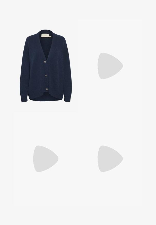 Mörkblå stickad kofta med djup V-ringning, fem knappar, långa ärmar och en aningen rundad fåll, tillverkad av mjukt, strukturerat material.; Beige långärmad topp med off-the-shoulder-design, med en rynkad textur och en figurnära silhuett. Slitstarkt, elastiskt tyg.; Vida byxor i vid modell tillverkade av slät tyger, med en brun bakgrund och ett svart leopardmönster samt ett elastiskt midjeband.; Bruna mockaskor med vita detaljer och snören. Gummisula i beige. Bärs med vita strumpor med svarta ränder. Grön strukturerad golvyta.
