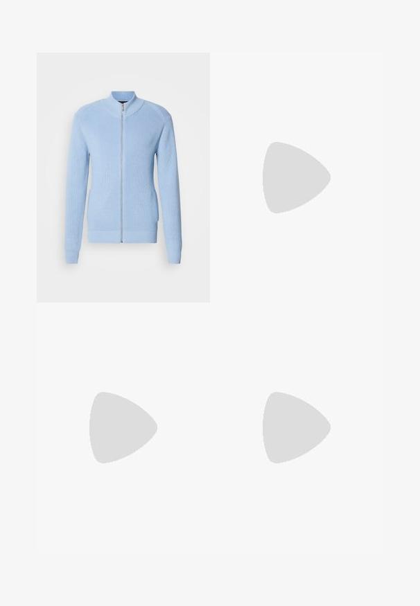 Lichtblauwe zip-up sweater met ribbeltextuur, hoge kraag en lange mouwen. Heeft een rechte zoom en zijzakken.; Drie witte geribde tanktops van katoen. Kenmerken zijn een ronde hals en kleine zwarte labels nabij de zoom. Verkrijgbaar in meerdere maten.; Grijze Nike-sweatpants met een verstelbare tailleband, taps toelopende benen, zijzakken en opvallende naaddetails. Zachte, gestructureerde stof.; Grijze sportieve schoen met een bovenwerk van mesh en suede, witte accenten, een gevoerde zool en een onderscheidend ontwerp met reflecterende elementen.