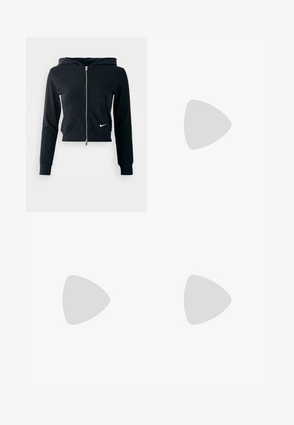 Hoodie cropped preto com fecho prata e bolso frontal. Feito de um tecido suave e elástico. Apresenta um capuz e um pequeno logotipo da Nike no peito.; T-shirt de algodão preto com mangas curtas, apresentando o número "95" impresso em branco na parte da frente e costura contrastante ao longo das bordas.; Calças largas pretas com um cós elástico e um pequeno logótipo branco da Nike. O tecido tem uma textura suave, projetado para conforto e uso casual.; Sapatilhas Nike pretas com um upper de tecido suave, apresentando um design em gradiente de azul para preto, sola branca e acentos de logotipo proeminentes.