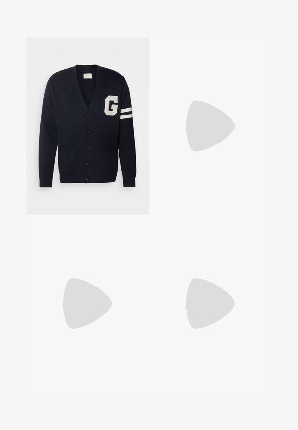 GANT VARSITY CARDIGAN - Kofta - evening blue; Vit bomull T-shirt med korta ärmar, med en svart "BOSS"-logotyp centrerad på bröstet och en rund nackdesign.; Beiga bomullbyxor med rak benform, utrustade med knappstängning och veck framtill för extra detalj.; Vita lädersneakers med grå mockadetaljer och en tab i brunt läder på hälen. Har en strukturerad yta och en lätt sula.