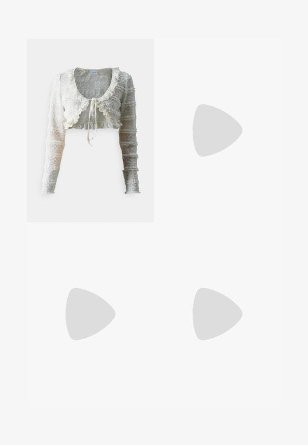 Baltas īss tops ar teksturētu mežģīni, ar viļņotu apkakli, garām piedurknēm un saitēm priekšpusē.; Divi garām piedurknēm turtleneck lielumi, viens balts un otrs melns, izgatavoti no gludas, stiepjamas auduma, abiem ar pieguļošu formu un augstajiem apkaklēm.; Melni bikses ar gludu audumu, taisnu kāju dizainu un plakaniem priekšējiem kabatām. Aprīkotas ar jostasvietu ar jostas cilpām. Nav redzamu rakstu.; Melnas gumijas čības ar ventilācijas caurumiem, paceltu papēdi, aizmugures siksnu un teksturētu zoli. Gluda apdare ar minimālistisku dizainu.