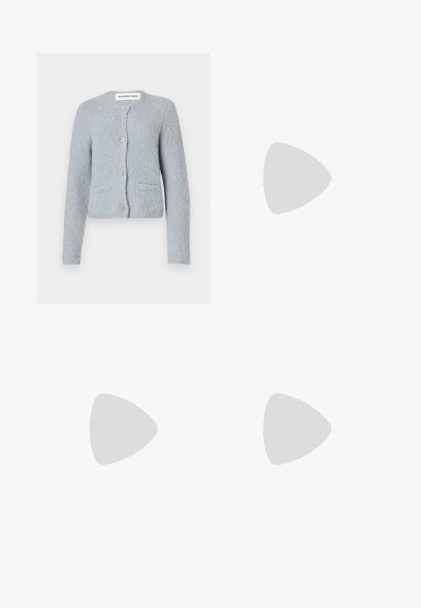 Svijetloplava teksturirana kardigan izrađena od mekane tkanine. Ima okrugli izrez, prednje džepove i pet dekorativnih dugmadi.; Bijela majica s kratkim rukavima izrađena od rebraste tkanine. Okrugli izrez, klasičan kroj i suptilni detalji šivanja. Bez uzoraka ili grafika.; Crne široke hlače od glatkog materijala s elastičnim pojasom. Imaju ravni kroj i minimalne detalje. Pogodne za svakodnevno nošenje.; Crne kožne baletanke s zaobljenim vrhom, glatke teksture, minimalnim detaljima šavova i fleksibilnim dizajnom potplata.