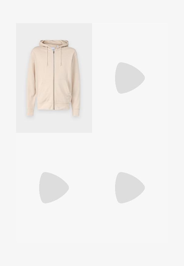 Beige hettegenser med glidelås laget av myk stoff, med hette, snortrikker og to frontlommer. Mansjetter og kant er ribbestrikket.; To polo skjorter: en marineblå og en hvit, begge med en liten rød, hvit og blå aksent på brystlommen og kragen.; Mørkeblå denimjeans med smal passform, subtil falming, fem lommer og metallknaplukking. Sømmer i kontrastfarge.; Hvite sportsko laget av syntetisk materiale. Har glatt tekstur, avrundet tå, snøring og stripet dekor på sidene.