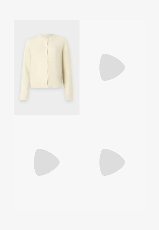 Cardigan giallo chiaro realizzato in tessuto morbido e testurizzato. Presenta un colletto rotondo, maniche lunghe e chiusura frontale con sei bottoni.; Top bianco aderente realizzato in tessuto a coste, con maniche a farfalla e dettagli arricciati sui lati per texture e forma.; Pantaloni a gamba larga bianchi realizzati in un tessuto leggero. Presentano una vita elastica con cordoncino e tasche laterali. Texture liscia.; Sneakers in suede rosa chiaro con strisce e lacci bianchi, dotati di una linguetta testurizzata e di una suola in gomma, posizionati su un tappeto blu.