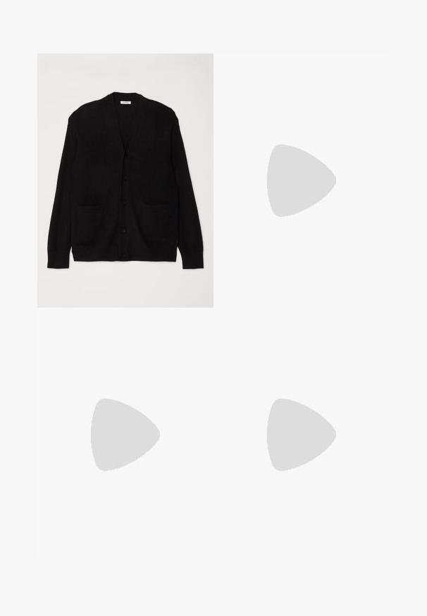 Schwarzer Cardigan aus weichem Material mit V-Ausschnitt, sechs Knöpfen auf der Vorderseite und zwei Fronttaschen mit gerippten Bündchen.; Schwarzes Langarm-T-Shirt aus Baumwolle. Verfügt über einen Rundhals, gerippte Bündchen und ein kleines rotes gesticktes Logo auf der Brust. Glatte Textur.; Schwarze Hose aus leichtem Material, mit einem elastischen Bund und einem integrierten grünen Gürtel, geradem Beinabschluss und seitlichen Taschen.; Schwarzer niedriger Ledersneaker mit schwarzen Schnürsenkeln und cremefarbenem Sohlenrand, seitlich auf weißem Hintergrund dargestellt.