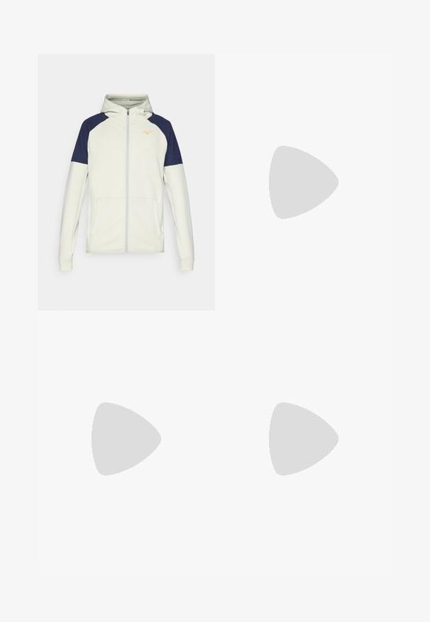 Hooded zip-up sweatshirt in lichtcrème met marineblauwe accenten op de schouders. Voorzien van zijzakken en een oranje logo op de borst.; Zwarte tanktop van gladde stof, met een ronde hals, armsgaten en een klein rood logo op de borst. Eenvoudig ontwerp, zonder mouwen.; Zwarte jeans met een vervaagde afwerking en versleten accenten, standaard vijf-pocket ontwerp en een ritssluiting. Gemaakt van denimstof.; Zwarte hardloopschoen met een gestructureerde bovenkant met grijze strepen. Dikke zool voor demping, ronde neus en platte veters voor een veilige pasvorm.