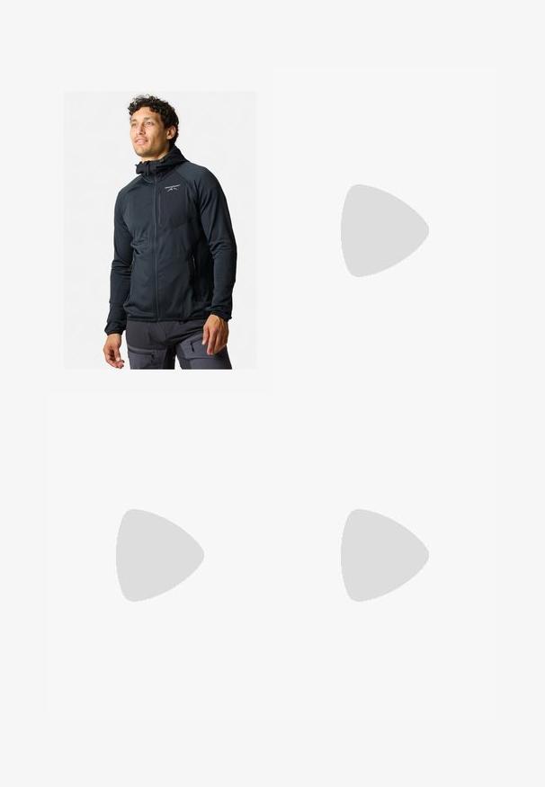 Zwarte zip-up jack met een aansluitend ontwerp. Voorzien van een capuchon, een gladde textuur en een reflecterend logo op de borst. Twee zijzakken met ritssluiting.; Zwart sportshirt met korte mouwen, gemaakt van vochtafvoerend, rekbaar materiaal. Heeft een ronde halslijn en een klein wit logo op de borst.; Zwarte sportbroeken met een gladde textuur, slanke pasvorm, elastische tailleband en zijzakken. Bevat een klein logo op het linkerdij.; Zwarte en grijze sportschoen met een bovenwerk van mesh, reflecterende accenten en een witte tussenzool. Beschikt over een gestructureerde rubberen zool en veters.