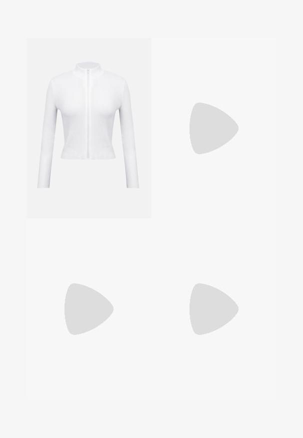 Top bianco a costine con zip, maniche lunghe e collo alto. Presenta una cerniera centrale e un design aderente, con un materiale strutturato.; T-shirt bianco a maniche corte realizzato in cotone. Presenta un collo tondo e una vestibilità rilassata. Texture liscia senza motivi o dettagli visibili.; Pantaloni a gamba larga in tessuto crema con una texture liscia, caratterizzati da un singolo bottone frontale, pieghe sottili e un design a vita alta.; Infradito con suola in gomma color talpa, progettate con tre cinturini in pelle bianca sovrapposti e un piccolo dettaglio a fiocco al centro.